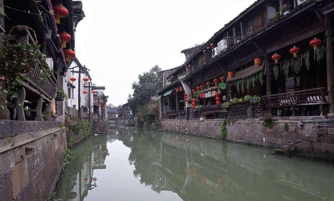逃离残破的船只